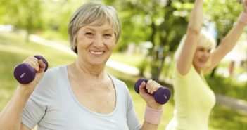 Herborisa 5 dicas para reduzir o inchaço na menopausa