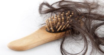 Herborisa 5 dicas para tratar a queda de cabelo na menopausa