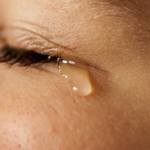 Emoções à flor da pele: Saiba por que choramos mais com a chegada da menopausa