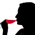 Bebidas alcoólicas e sintomas da menopausa: Uma mistura que demanda cautela