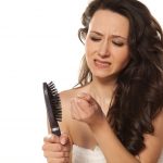 5 formas de amenizar a queda de cabelo na menopausa