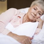 6 dicas para dormir melhor na menopausa