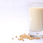 Emagrecendo na menopausa: conheça a dieta do suco de soja